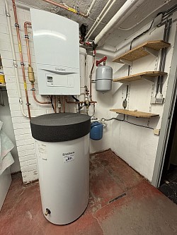 Chaudière à gaz à condensation avec préparateur sanitaire hautement isolé