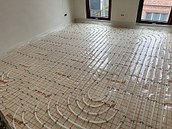 Tuyauterie d’un chauffage au sol agrafée sur une isolation projetée en polyuréthane